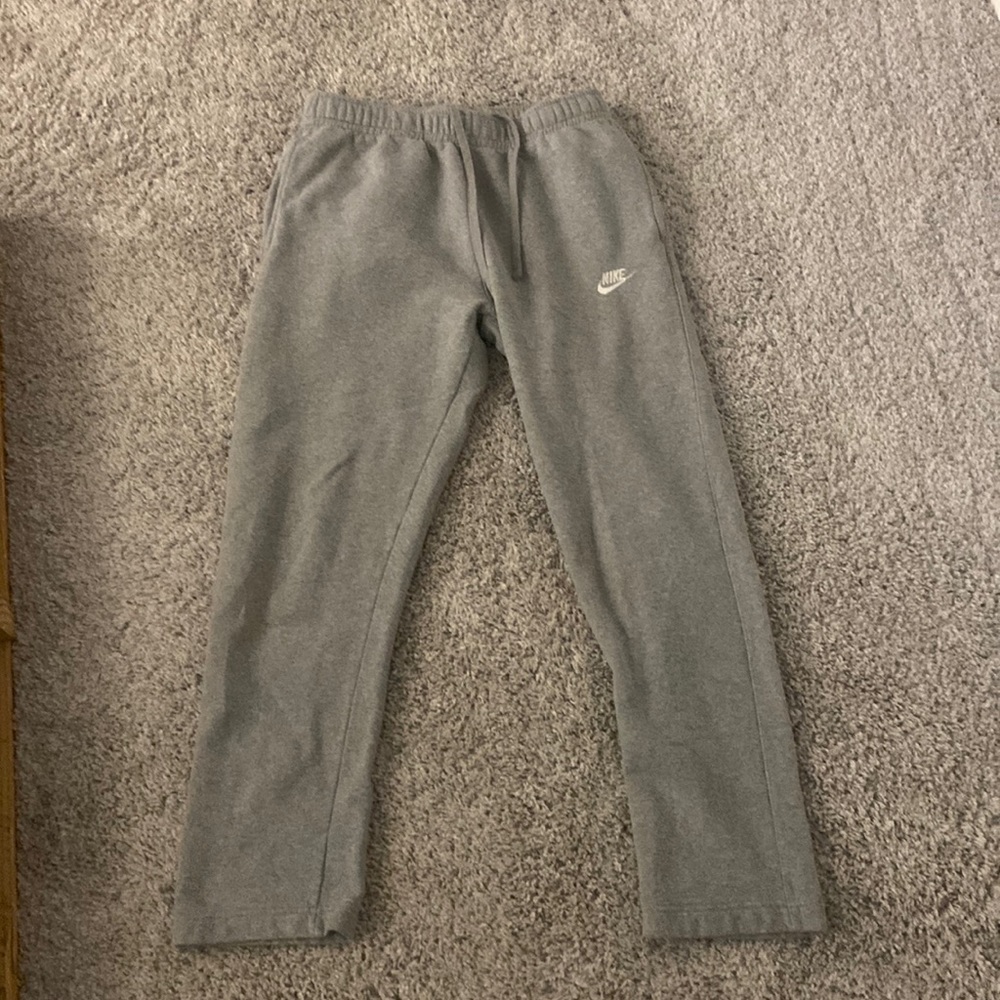 Men’s light gray Nike sweatpants size medium string ties in the front.